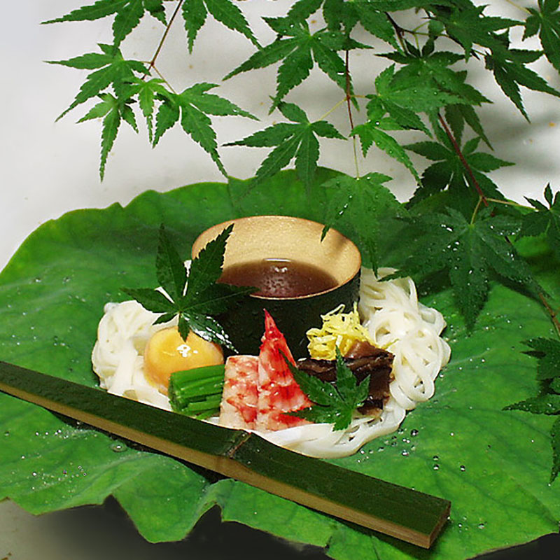 写真：パテモソセットD（紅梅くらげ 300g入＋稲庭うどん180g×５袋）